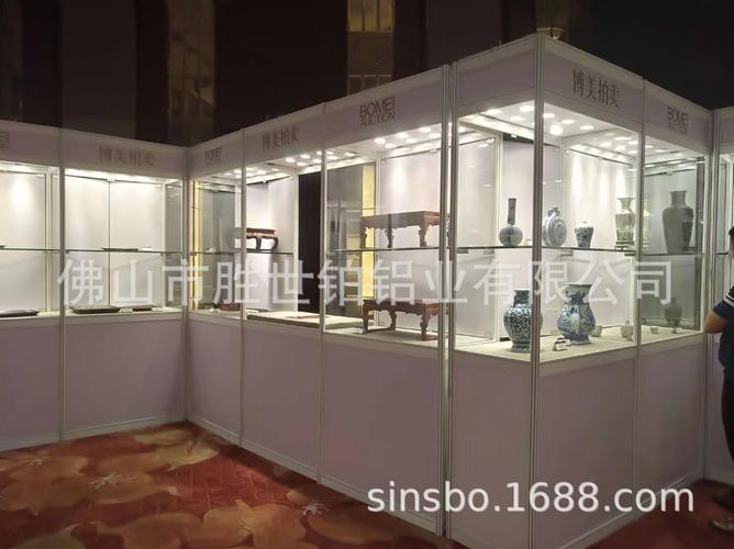 重塑展览空间 白八棱柱展柜与折叠门的应用艺术